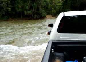 menyeberang sungai