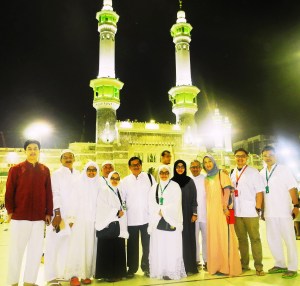 Di depan Masjidil Haram